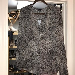 Aritzia Babaton silk top Size small never worn